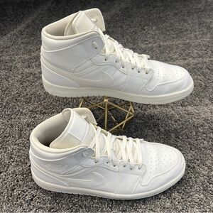 Jordan 1 Mid Shoes Men’s Size 12 Triple White 554724-136 Nike Classic Jumpman